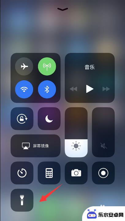 苹果手机怎么打开手机电筒 iPhone手机手电筒怎么打开
