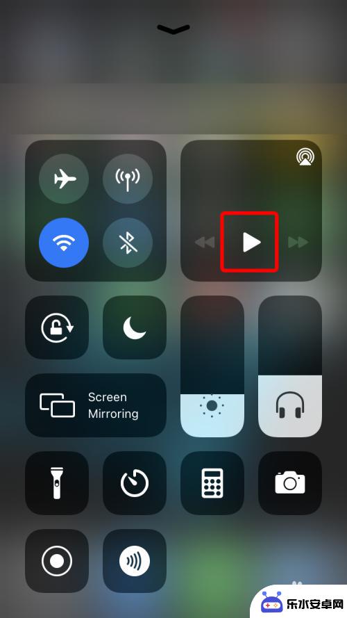 如何让手机关屏继续播放音频 苹果手机锁屏后继续播放网站视频